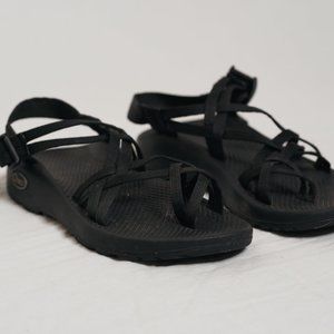 Womens 7 WIDE Black Double Strap + Toe Loop Chacos